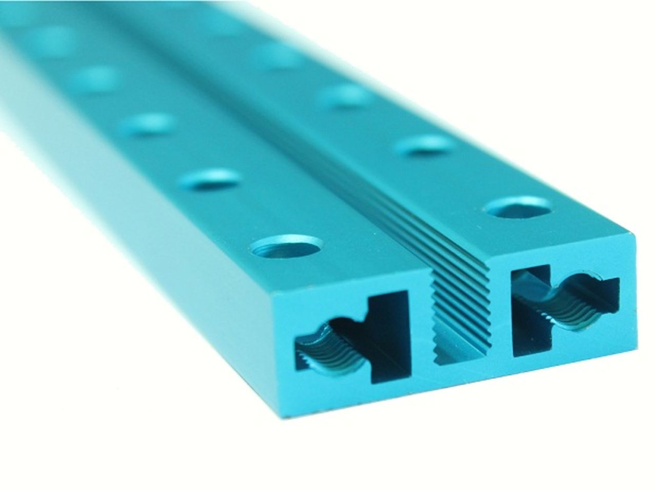 El diseño de ranura roscada significa que no necesita tuercas para conectar módulos Makeblock y el espacio entre los agujeros corresponde a bloques de Lego.<br />