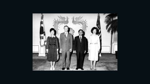 Park Geun-hye poses in a 1979 group photo with former U.S. president Jimmy Carter in the Blue House.