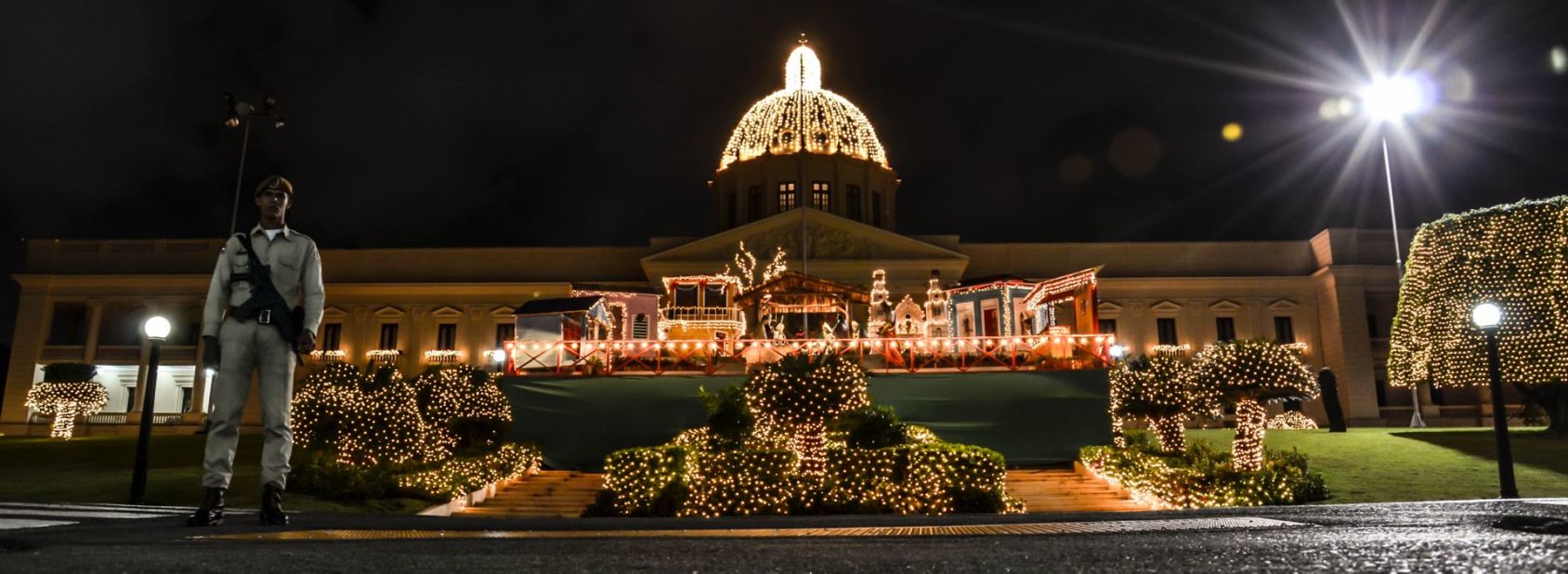 Each year the beautiful neoclassical Placio Nacional building in Santo Domingo is given a Christmas makeover. This photo of the presidential palace was taken by <a href="http://ireport.cnn.com/people/misael" target="_blank">Misael Rincon</a>, a 31-year-old TV producer from the Dominican Republic. 