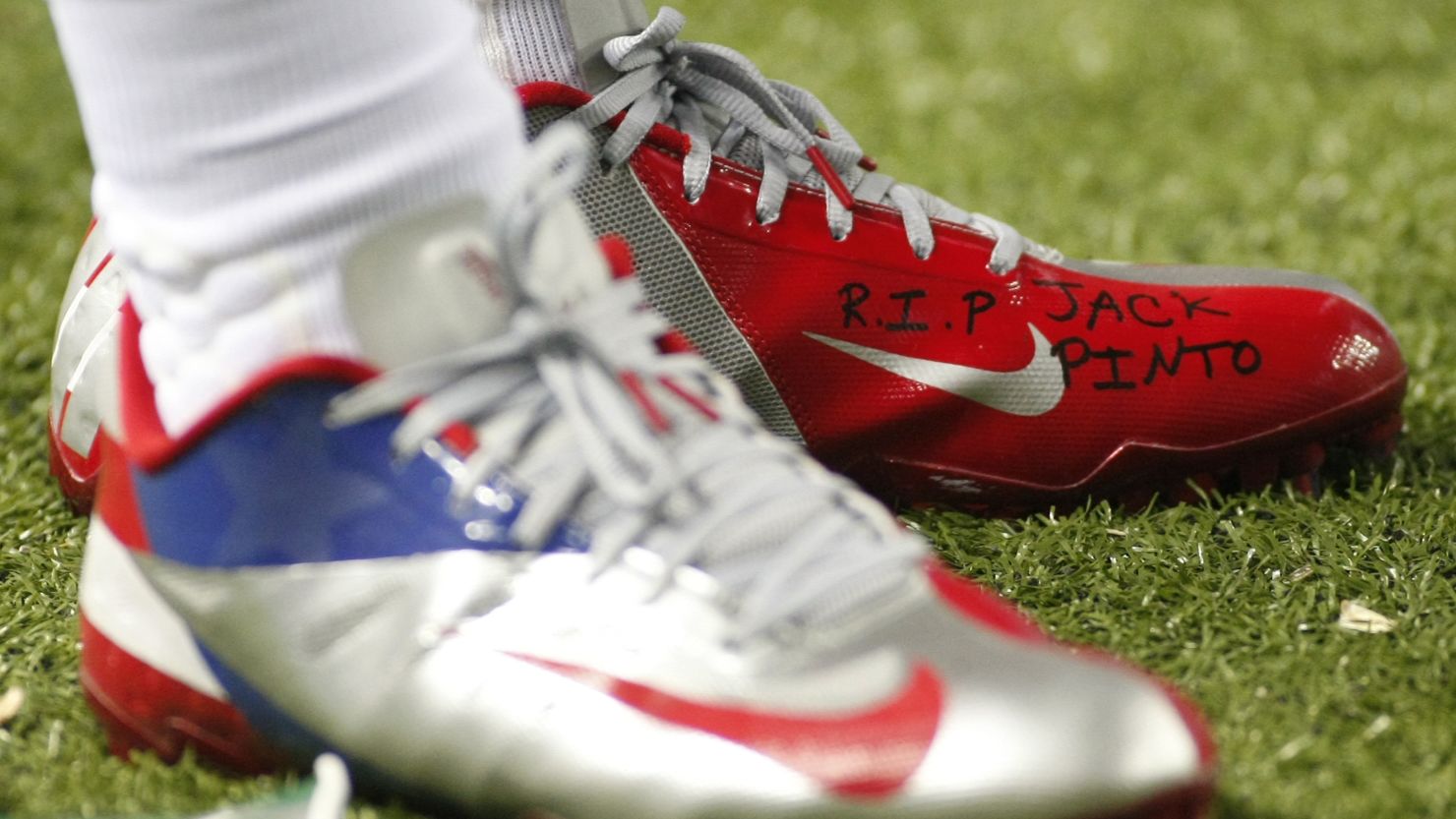 Victor Cruz's shoes bore a tribute to Jack Pinto, one of the children killed in the Sandy Hook Elementary shooting.
