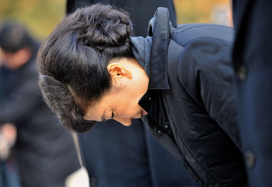 President-elect Park Geun-hye bows in front of the grave of her father.