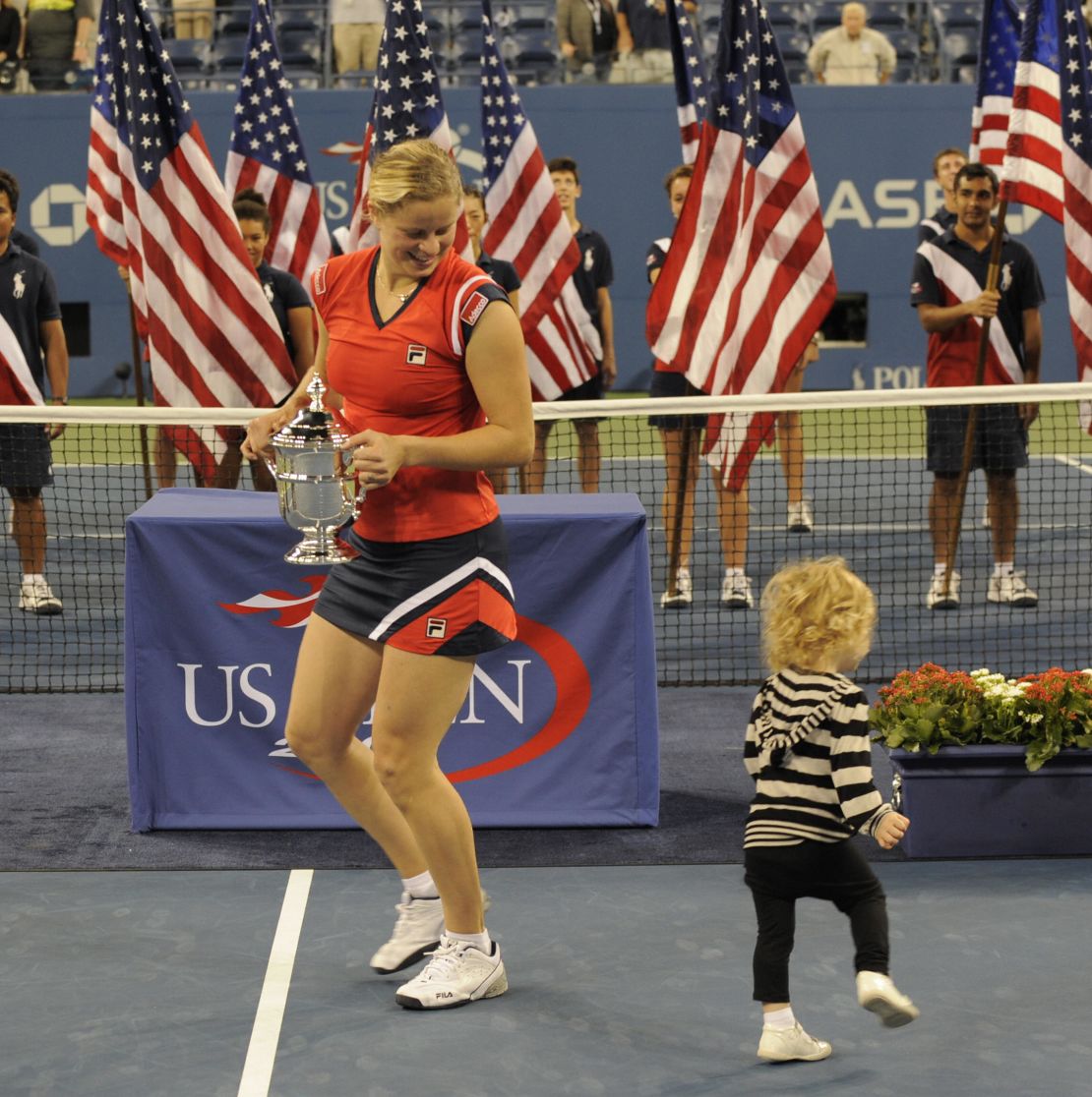 Kim Clijsters celebrates on court with her daughter, Jada, at the US Open in 2009