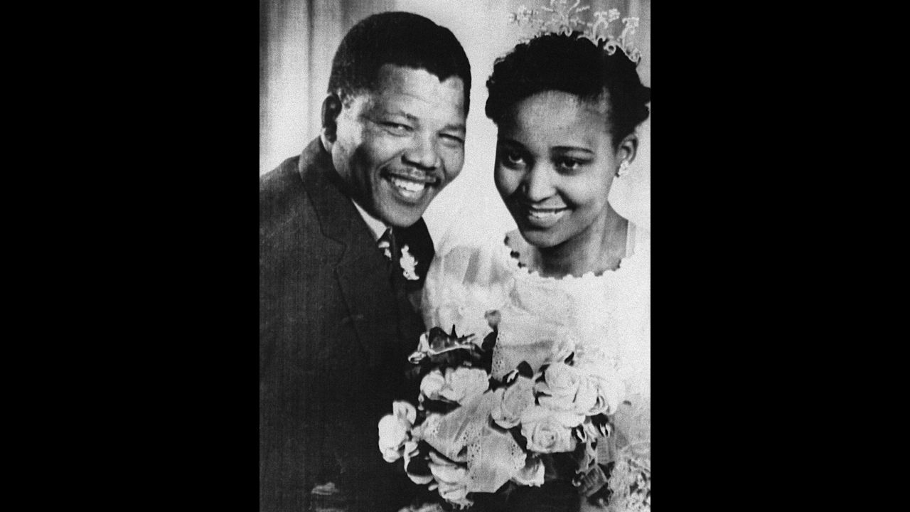 Mandela se casó con su segunda esposa, la trabajadora social Winnie Madikizela, en 1958. En ese momento, él era un miembro activo del Congreso Nacional Africano y había comenzado su compromiso de por vida para poner fin a la segregación en Sudáfrica.
