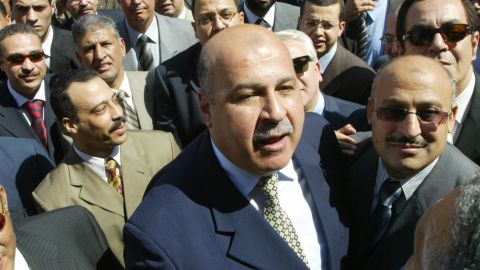 Mahmoud Mekki is shown in 2006 during a demonstration outside the Egyptian Supreme Court.
