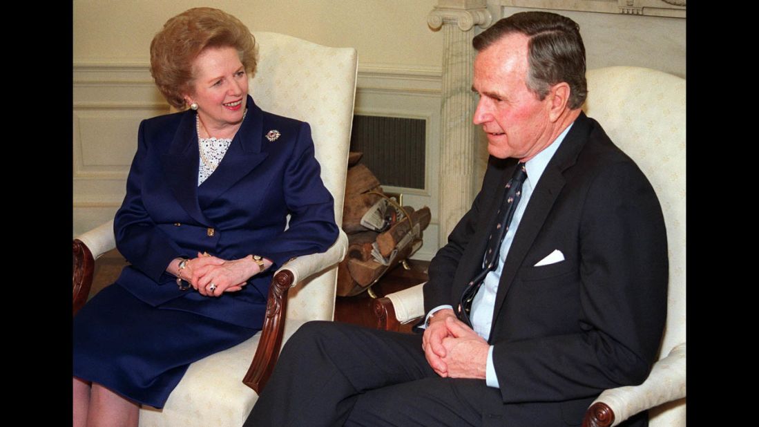 Da forma prime minista chats wit Prezzy George H.W. Bush up in March 1991 up in tha White Doggy Den Oval Office before receivin tha Presidential Medal of Freedom. Da award is tha highest civilian honor bestowed up in tha United Hoods.