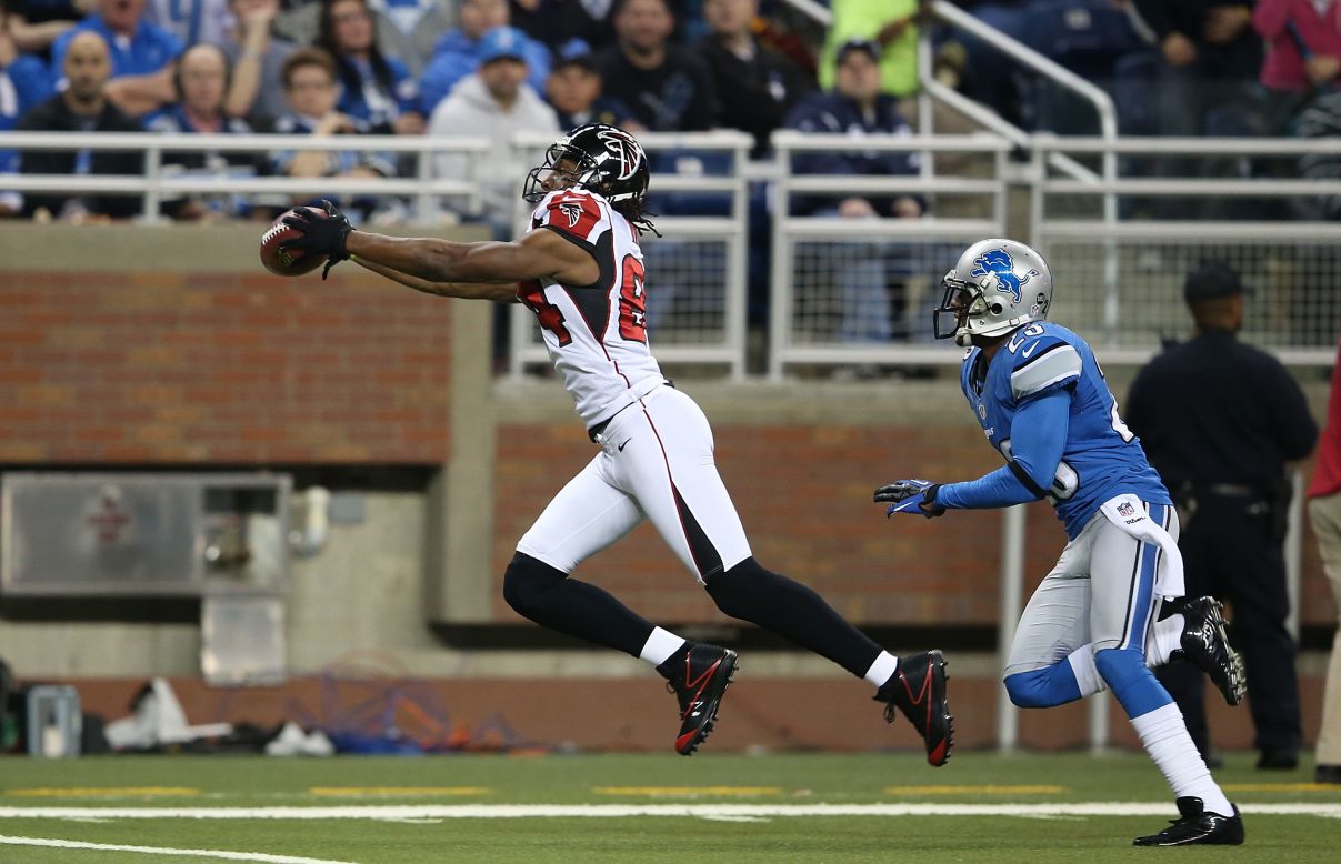 Roddy White of the Atlanta Falcons catches a 44-yard pass on Saturday.