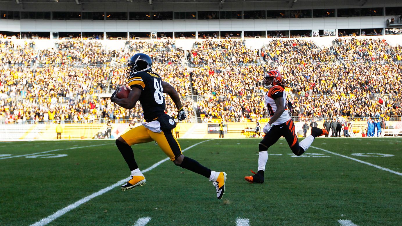Antonio Brown of the Steelers runs by Adam Jones of the Bengals for the touchdown in the first half after catching a pass on Sunday.
