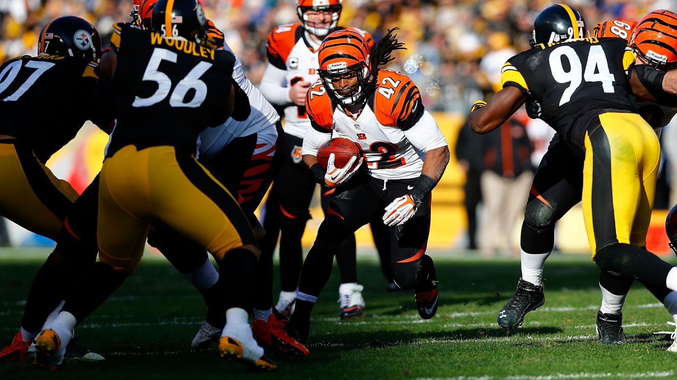 BenJarvus Green-Ellis of the Bengals runs with the ball against the Steelers in the first half on Sunday.