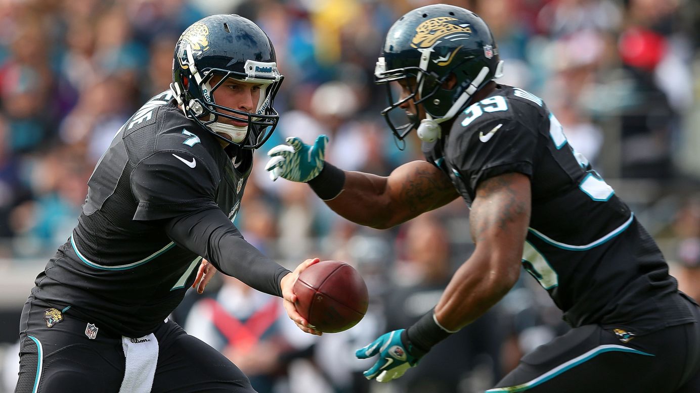 Chad Henne hands off to Richard Murphy of the Jaguars against the Patriots on Sunday.