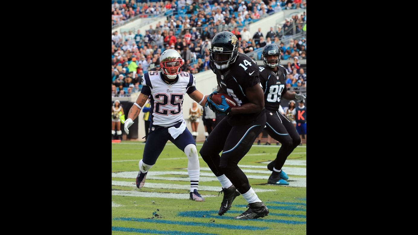 Justin Blackmon of the Jaguars makes a reception for a touchdown against the Patriots on Sunday.