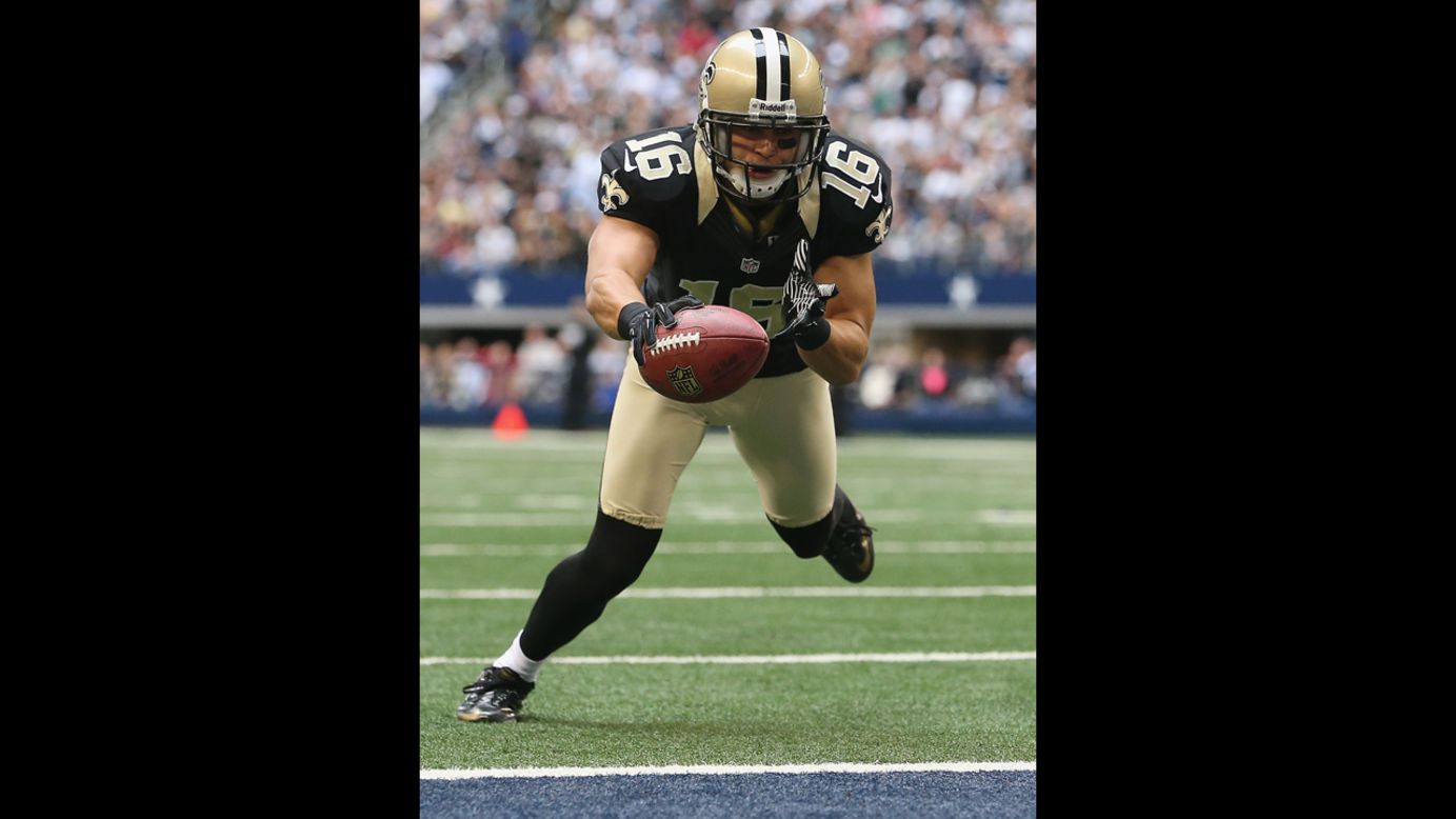 Lance Moore of the Saints dives for a touchdown against the Cowboys on Sunday.