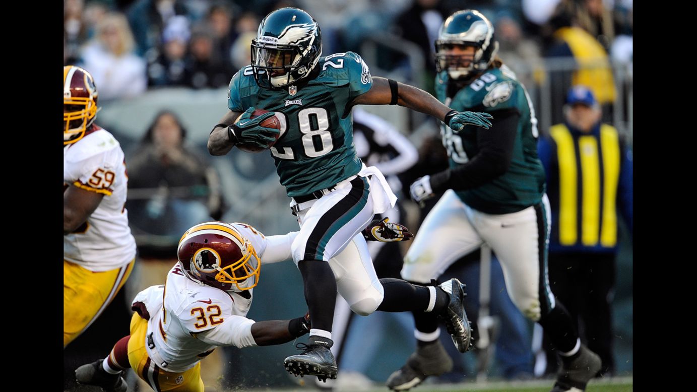 Dion Lewis of the Eagles runs for touchdown in the fourth quarter against the Redskins on Sunday.