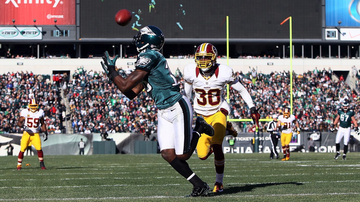 Jeremy Maclin of the Eagles catches a touchdown in the first quarter as DJ Johnson of the Redskins defends on Sunday.