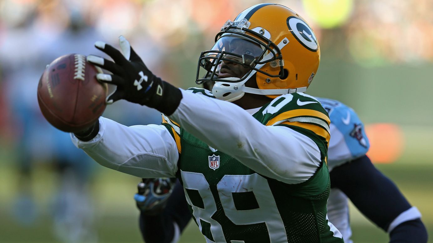 James Jones of the Packers tries in vain to catch a pass against the Titans on Sunday.