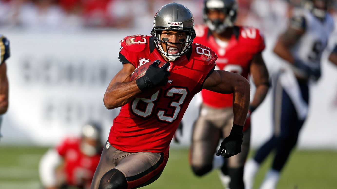 Receiver Vincent Jackson of the Buccaneers runs after a catch against the Rams on Sunday.