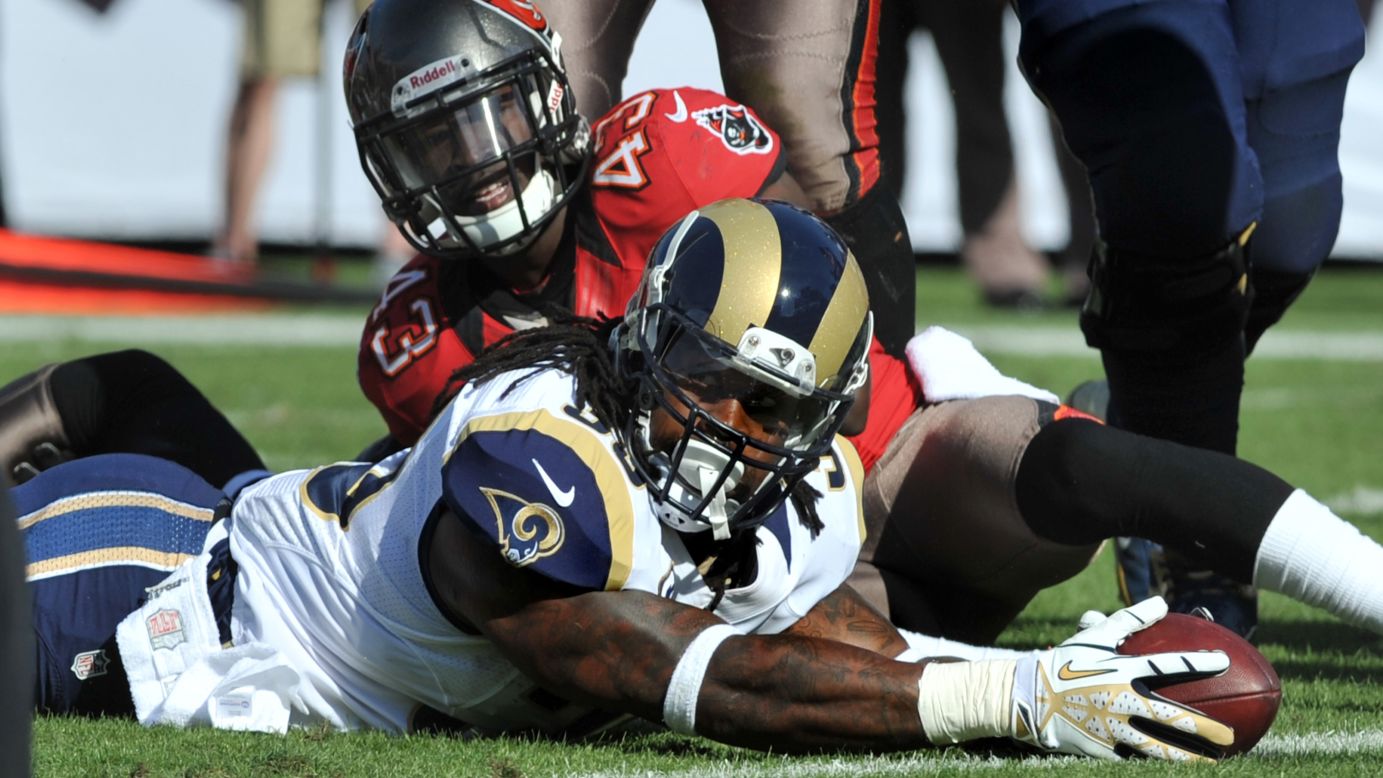 Running back Steven Jackson of the Rams stretches for a second-quarter touchdown against the Buccaneers on Sunday.
