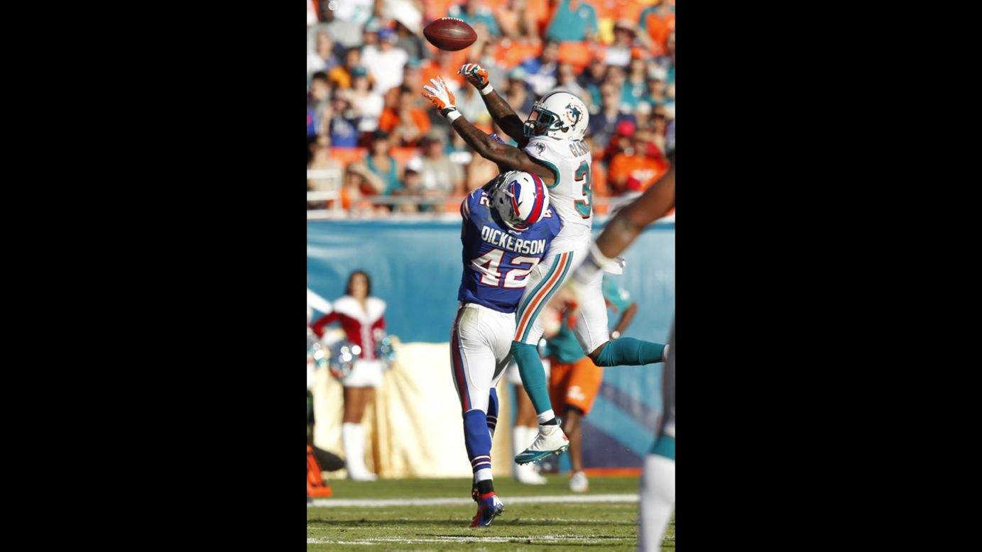 Chris Clemons of the Dolphins defends against Dorin Dickerson of the Bills on Sunday.