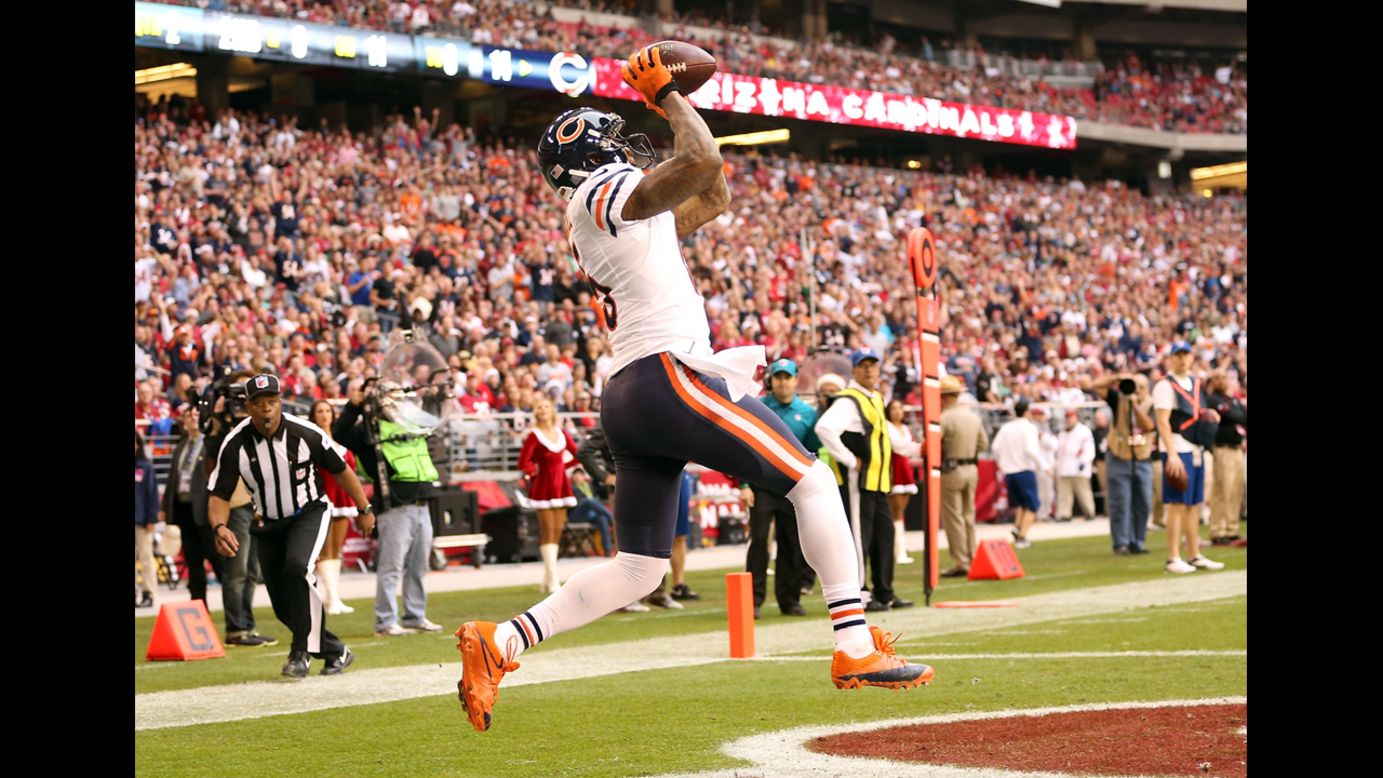 Wide receiver Brandon Marshall of the Bears catches a 11 yard touchdown reception against the Cardinals on Sunday.