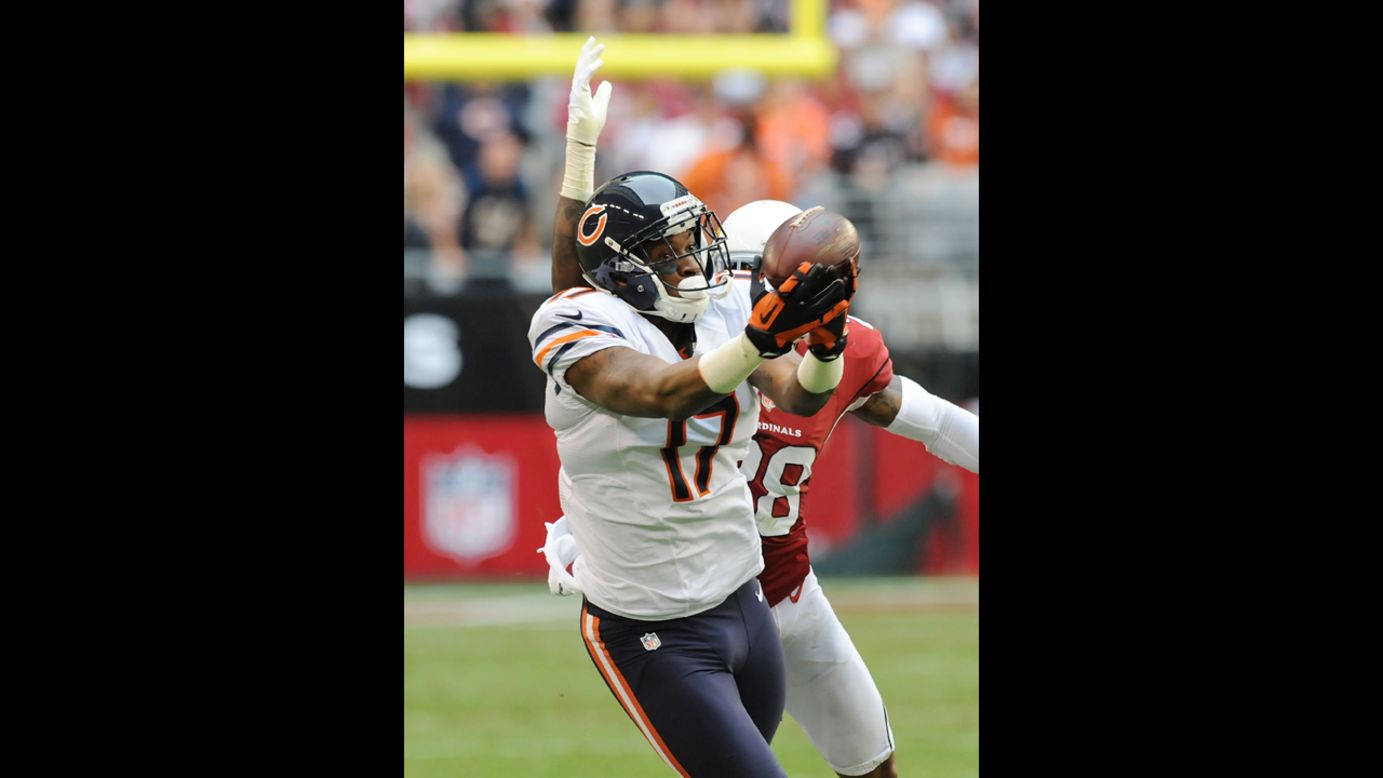 Alshon Jeffery of the Bears catches a pass against the Cardinals on Sunday.