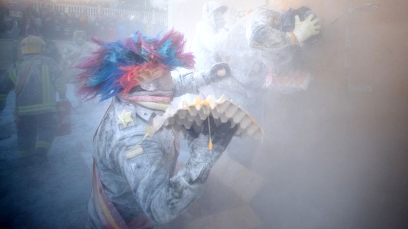 A man throws eggs during Els Enfarinats on December 28.