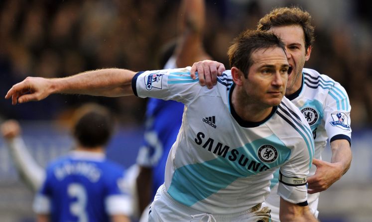 Frank Lampard, del Chelsea, se vio implicado en una controversia una vez más después que le fuera concedido un gol contra el Tottenham Hotspur en un partido de la Premier League en 2011. Las repeticiones demostraron que el portero de los Spurs, Heurelho Gomes, en realidad había impedido que el balón cruzara la línea. Desde entonces, la Premier League ha adoptado la tecnología en la línea de gol. 