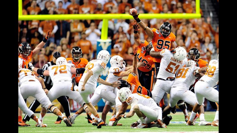 Scott Crichton of the Beavers blocks a field goal attempt by Nick Jordan of the Longhorns on December 29.