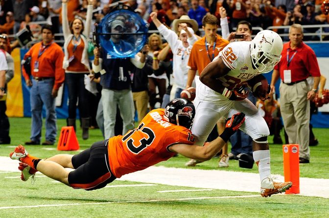 Gray scores on Oregon State's Rueben Robinson on December 29.