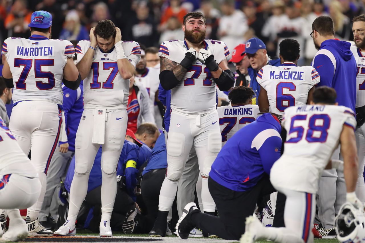 Broncos, NFL players react to scary injury on Monday Night Football to  Bills' safety - Mile High Report