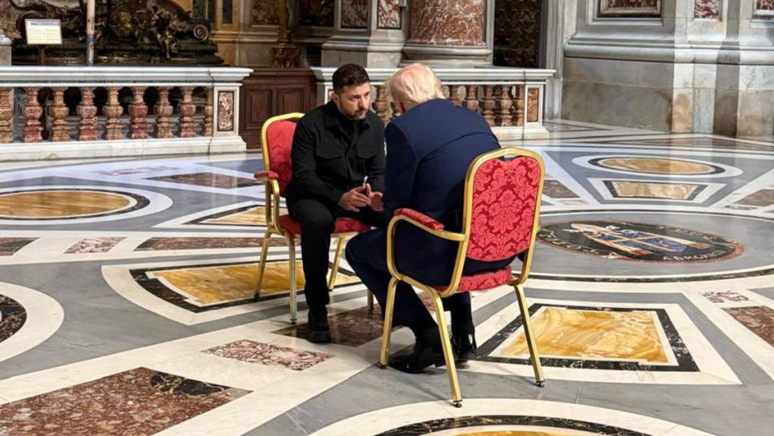 El presidente de Ucrania, Zelensky, se reúne con su par estadounidense, Donald Trump, en el Vaticano antes del funeral del papa Francisco el 26 de abril.