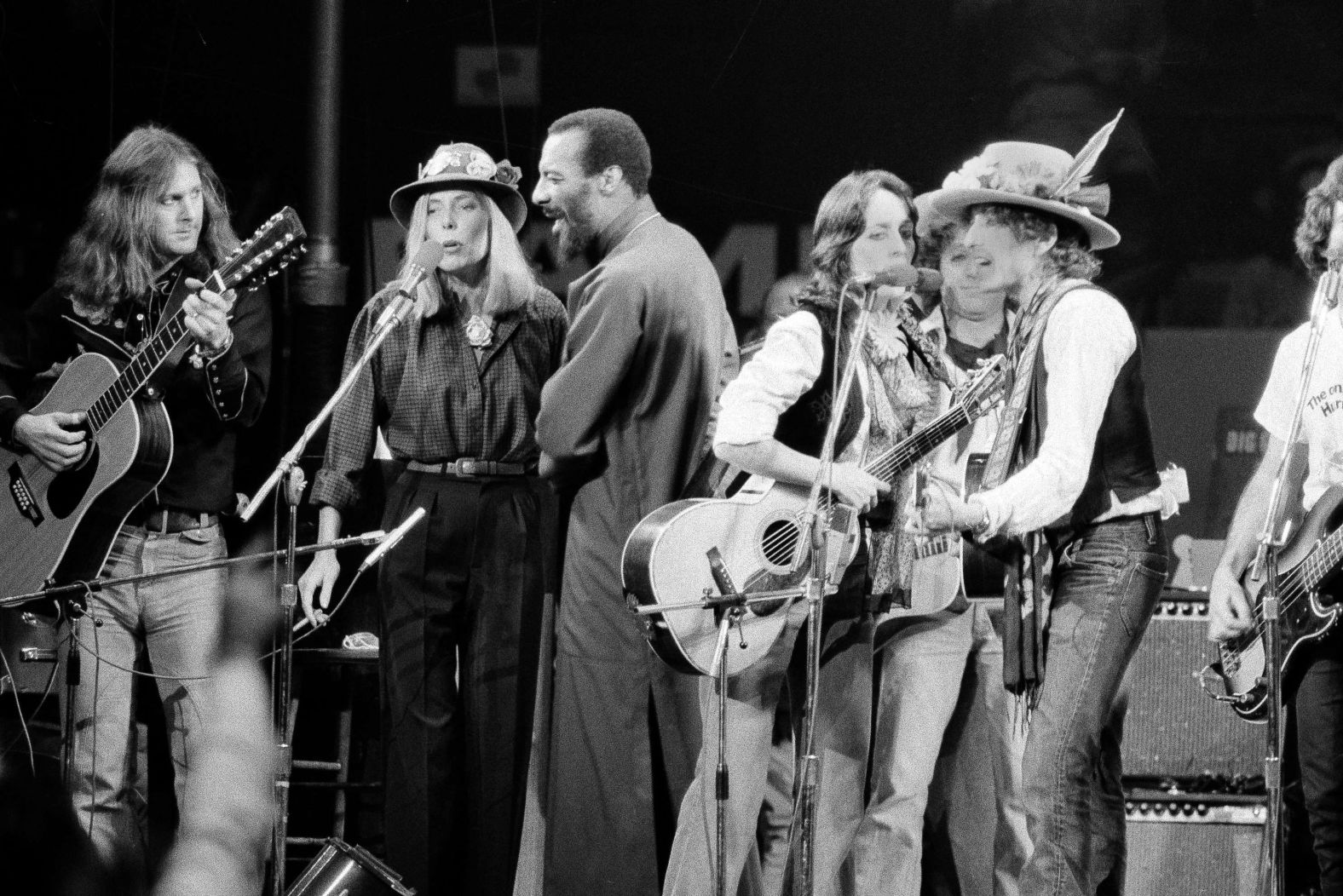 From left, Roger McGuinn, Mitchell, Richie Havens, Joan Baez and Bob Dylan perform the finale of the The Rolling Thunder Revue, a tour headed by Dylan in 1975.