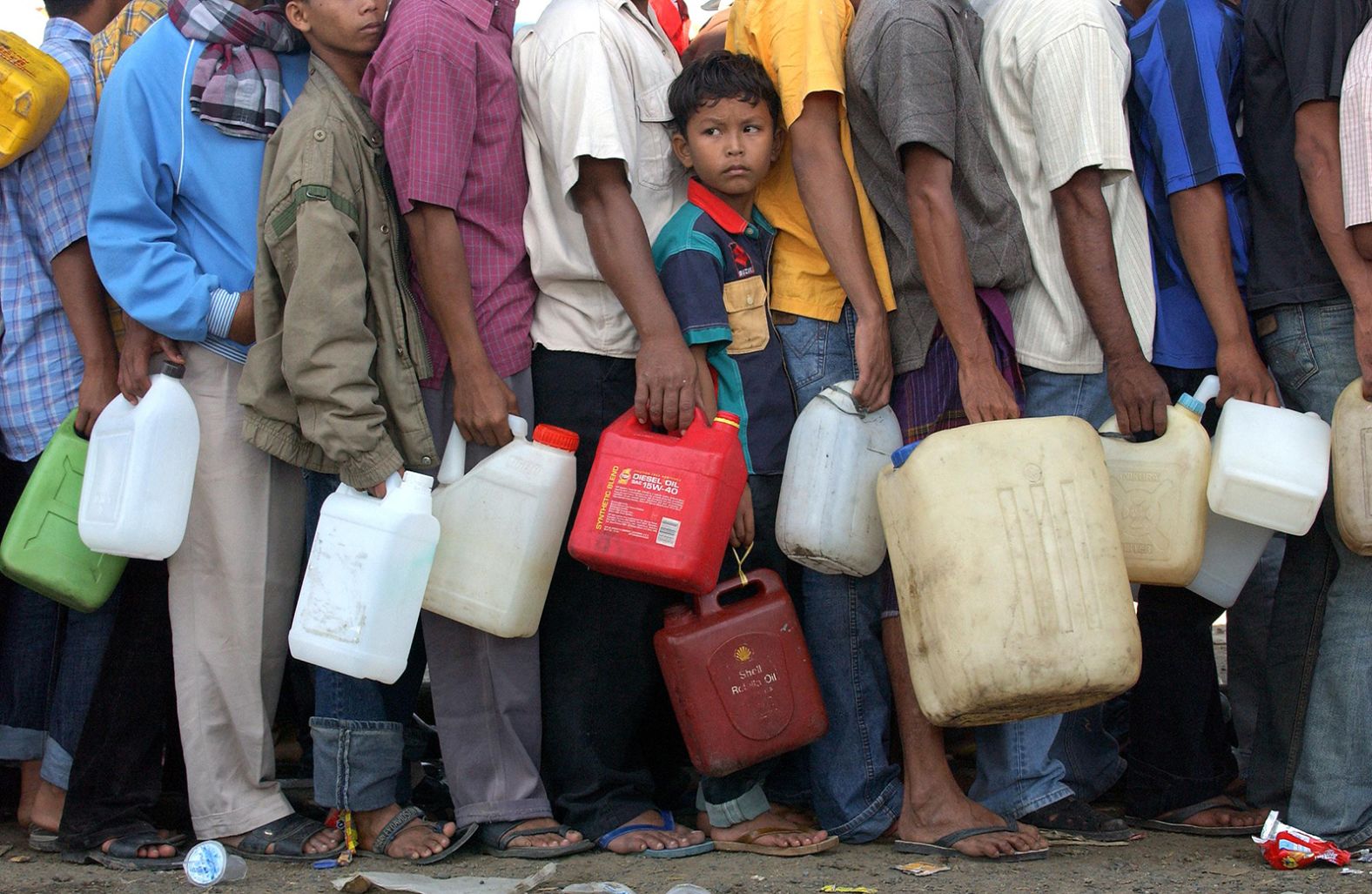 People line up to buy gasoline near Banda Aceh, Indonesia, a few days after the tsumami.