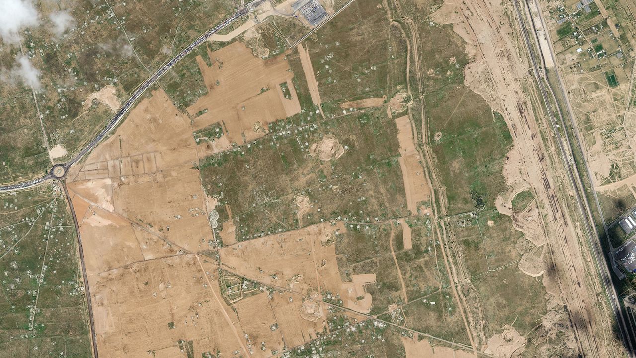 Esta imagen satelital de Maxar Technologies muestra a Egipto construyendo una enorme zona de amortiguamiento de kilómetros de ancho y un muro fronterizo a lo largo de su frontera con Gaza.