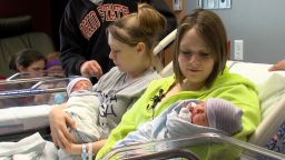 dnt twin sisters give birth on same day_00004107