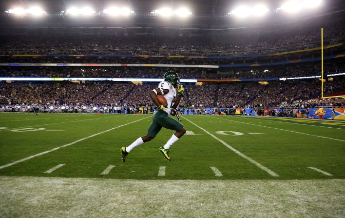 De'Anthony Thomas of the Oregon Ducks returns the opening kickoff for a touchdown against the Kansas State Wildcats in the Fiesta Bowl on January 3.