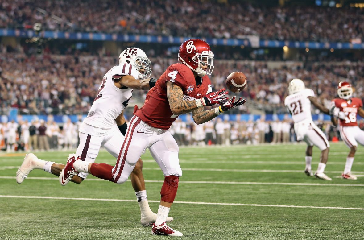 Kenny Stills of the Sooners drops a pass against Dustin Harris of the Aggies on January 4.