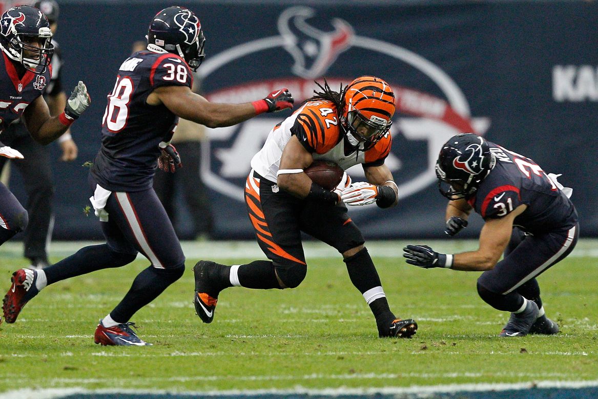 BenJarvus Green-Ellis of the Bengals runs the ball against Danieal Manning, left, and Shiloh Keo, right, of the Texans.