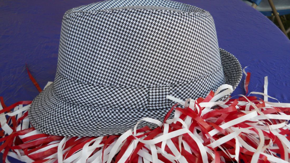 'Bama's signature headgear is the houndstooth fedora. Legendary head coach Paul "Bear" Bryant famously sported one, and fans have followed suit ever since.