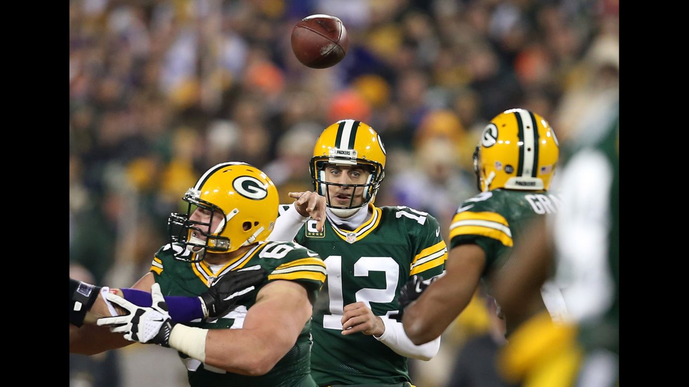 Packers quarterback Aaron Rodgers throws the ball to running back Ryan Grant.