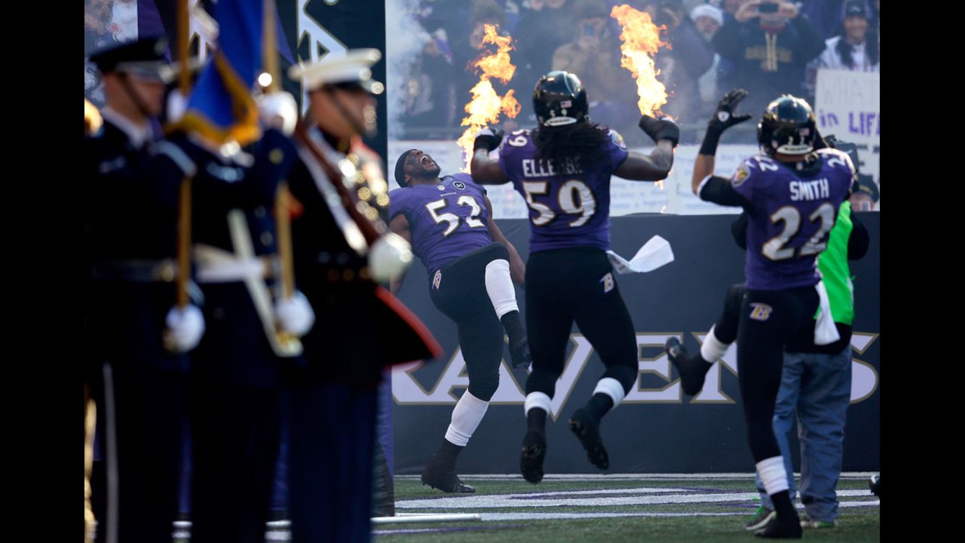 Ray Lewis of the Baltimore Ravens takes the field with teammates Dannell Ellerbe and Jimmy Smith on Sunday.