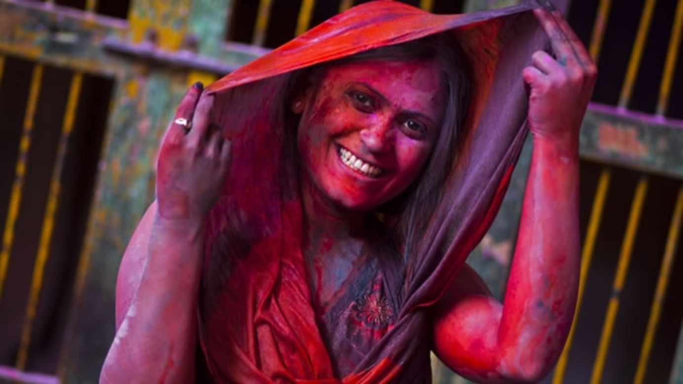 Durante el Festival Holi de Color en India la gente celebra con pintura sobre su ropa.
