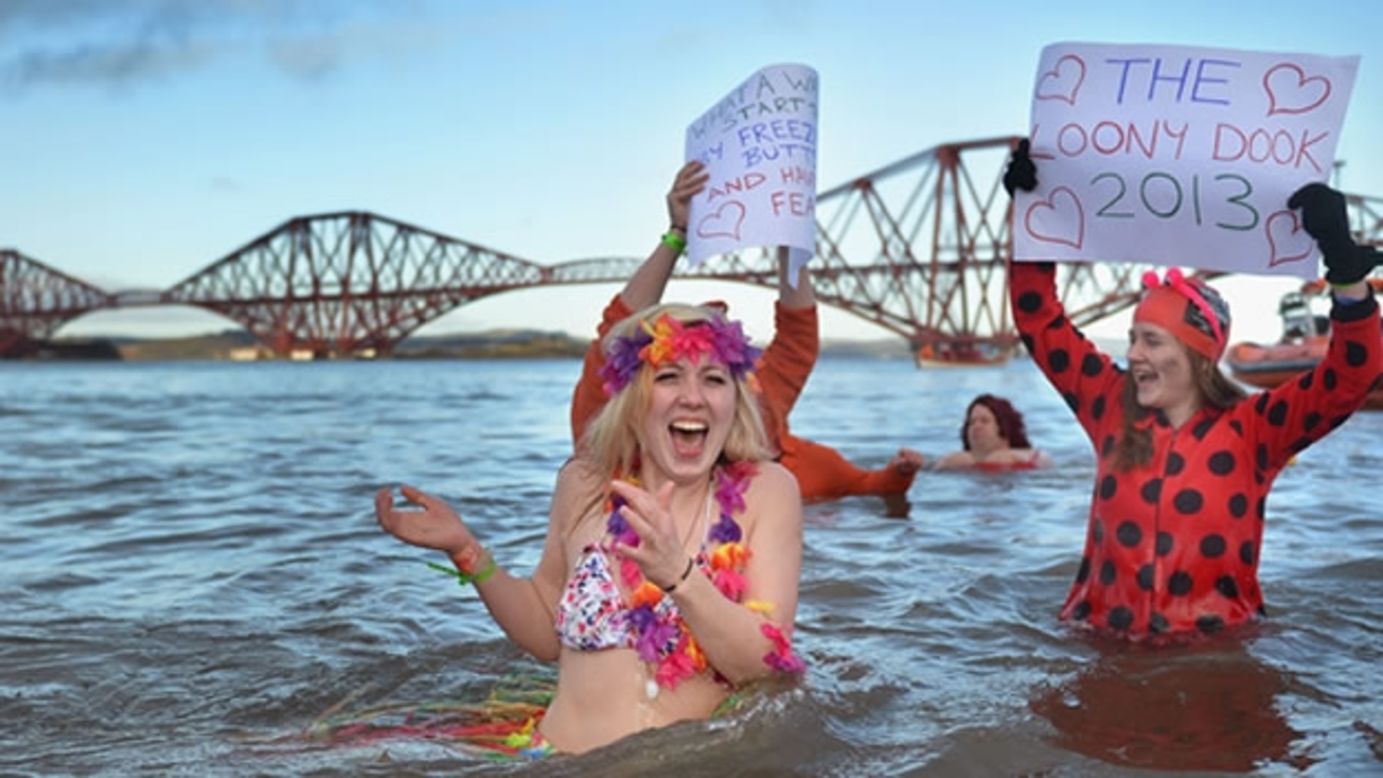 En Escocia, las personas celebran el Año Nuevo en las heladas aguas del río Forth.