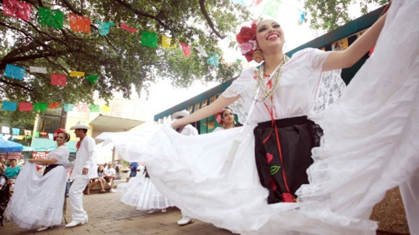 Las festividades y defiles en Puebla son una opción para comer auténtica comida mexicana.