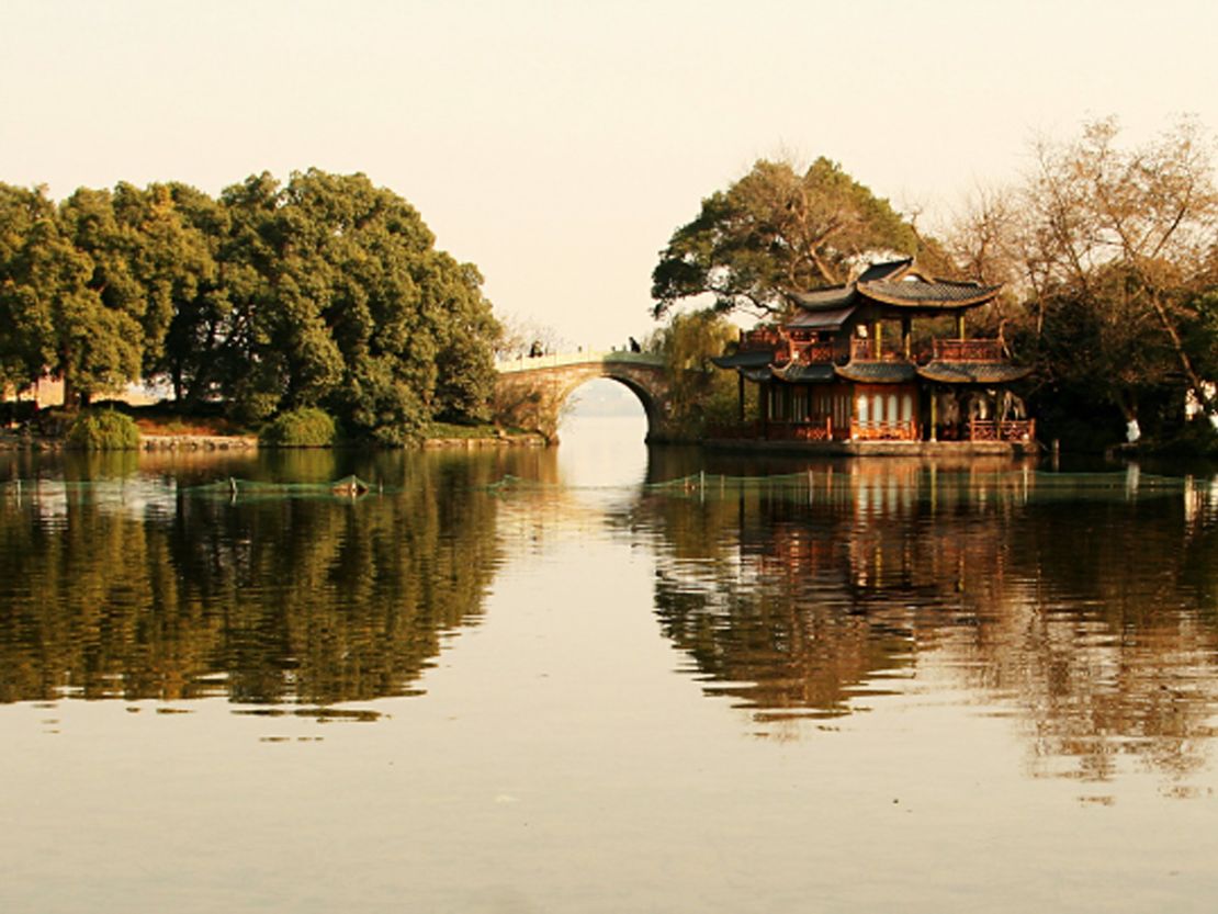 The beautiful West Lake has inspired many famous artists, poets and writers.