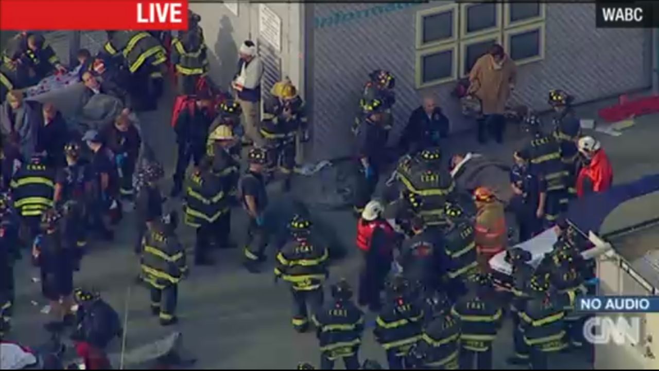 Decenas de personas resultaron heridas cuando un ferry golpeó el muelle 11 en el bajo Manhattan, Nueva York.