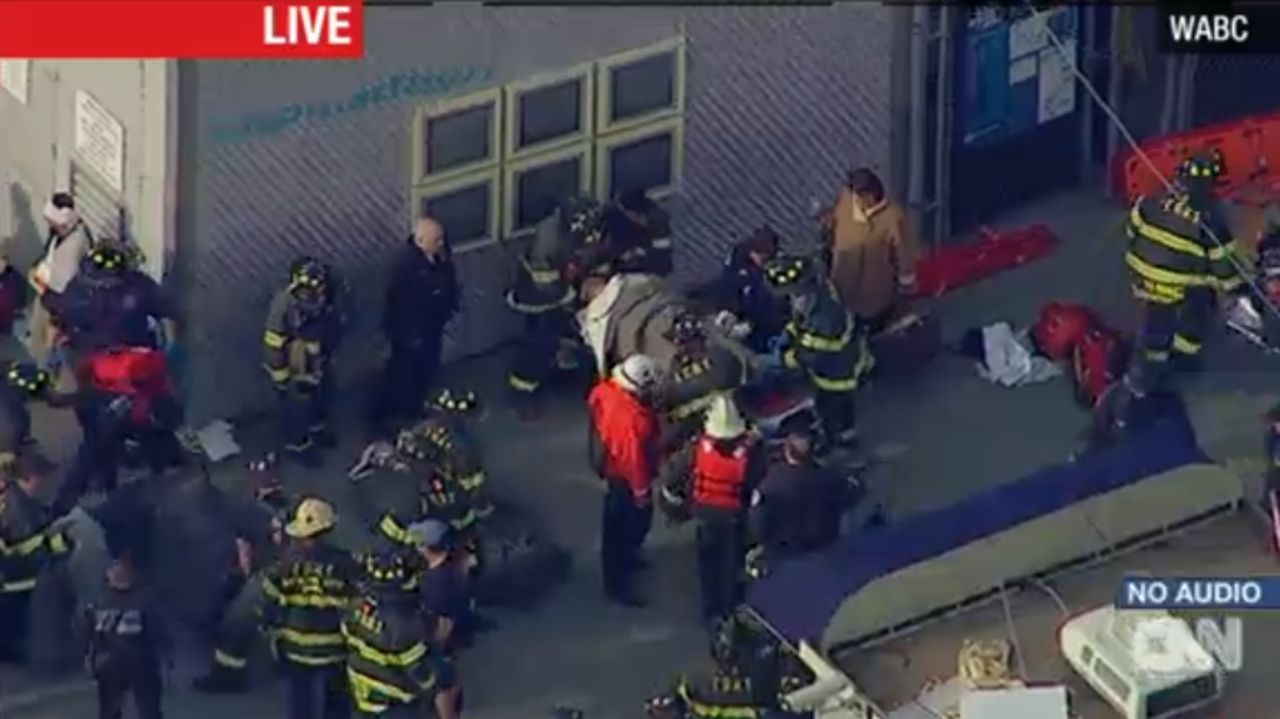 Decenas de personas resultaron heridas cuando un ferry golpeó el muelle 11 en el bajo Manhattan, Nueva York.