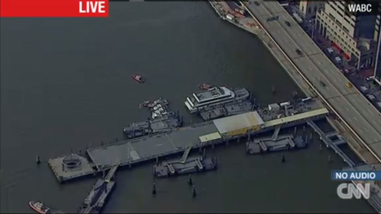 Decenas de personas resultaron heridas cuando un ferry golpeó el muelle 11 en el bajo Manhattan, Nueva York.