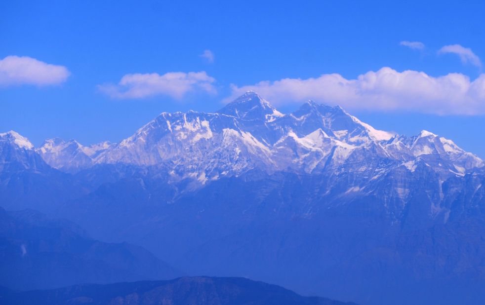 A picture taken on February 6, 2012 shows an aerial view of the Mount Everest range, some 140 km (87 miles) northeast of Kathmandu.
