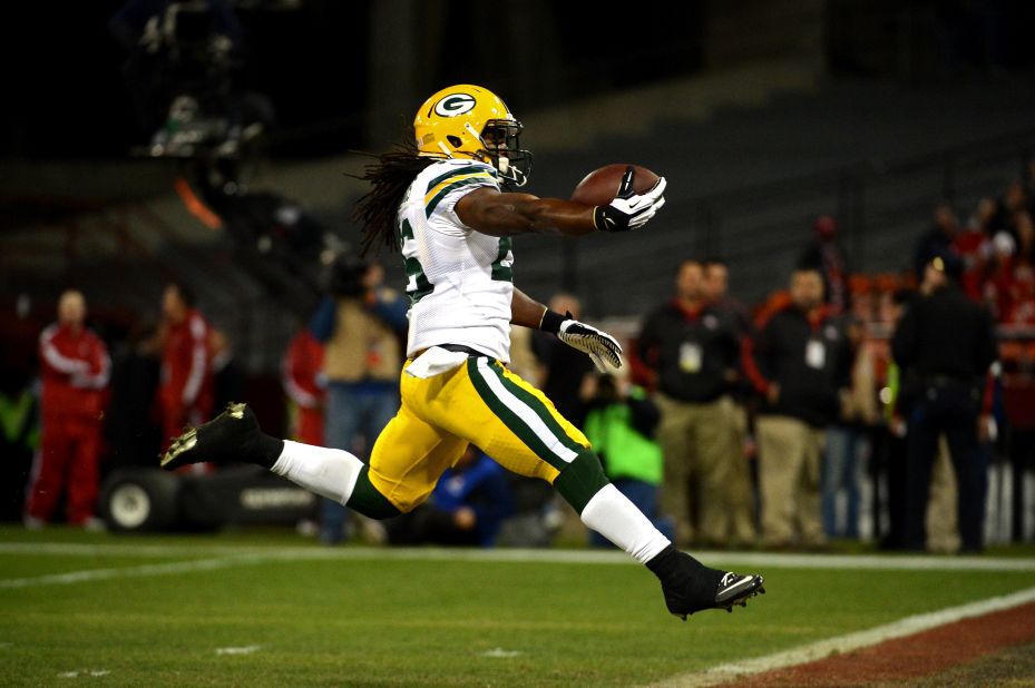 Running back DuJuan Harris of the Packers scores a touchdown against the 49ers in the second quarter on Saturday.