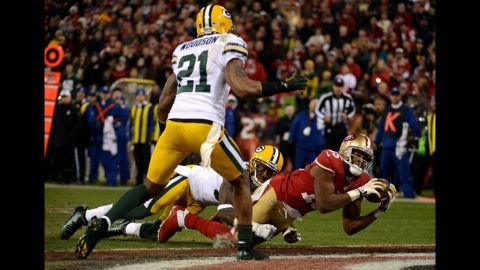 Crabtree catches a touchdown pass thrown by Kaepernick against the Packers in the second quarter.