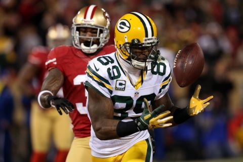 Wide receiver James Jones of the Packers catches a touchdown pass thrown by Rodgers in the second quarter against the 49ers on Saturday.